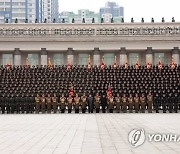 북한 김정은, 건군절 75주년 열병식 참가자들과 기념사진
