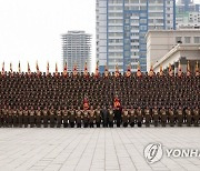 북한 김정은, 건군절 75주년 열병식 참가자들과 기념사진