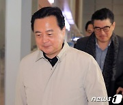 출국하는 조현동 외교부 제1차관