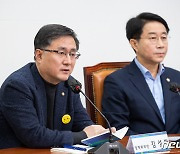 기자간담회 발언하는 김성환 민주당 정책위의장
