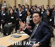 MZ 공무원 만난 尹 대통령 "노동개혁에 가장 중요한 건 법치"