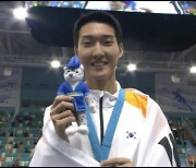 우상혁, ‘2m24 비상’ 뒤 환한 미소…아시아실내선수권 은메달