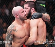 'UFC 최강자 맞대결' 마카체프, 볼카노프스키에 판정승