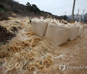 정수장 밸브 고장으로 넘쳐흐르는 수돗물