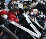 전장연 지하철시위 재차 유보…서울시와 협의 물꼬
