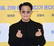 [TEN 포토] 박성웅 '귀여운 하트'