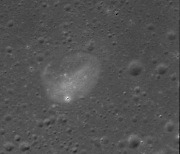'다누리'가 처음으로 찍은 달 표면 사진 공개