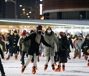 3년 만 개장한 서울광장 스케이트장, '인기몰이' 후 폐쇄