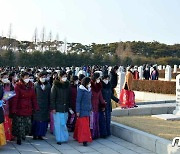 원군미풍열성자들, 건군절 75주년 경축행사 참석 뒤 평양에 머물러