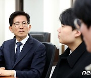 MZ세대 노조위원장과 대화나누는 김문수 경사노위 위원장