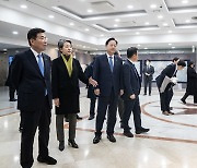 김진표 의장, 2023 국회 초대전 '다시, 봄' 개막식 참석
