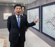 '다시, 봄' 전시 작품 살펴보는 김진표 국회의장