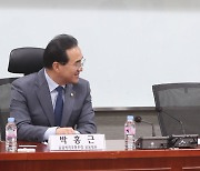 윤미향 의원과 대화하는 박홍근 원내대표