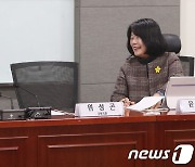 대화하는 박홍근 원내대표와 윤미향 의원