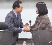 손잡은 박홍근 원내대표와 윤미향 의원