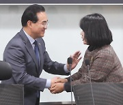 인사하는 박홍근 원내대표와 윤미향 의원