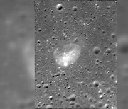 다누리가 처음으로 달에서 촬영한 사진 공개