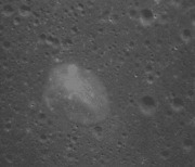 다누리, 달 표면 사진 처음 찍어 보냈다