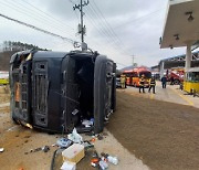 충북 영동서 25t 덤프트럭 전복… 짐칸 흙더미 와르르 쏟아져