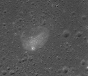 달 탐사선 다누리, ‘임무궤도’서 찍은 첫 달 표면 사진 공개