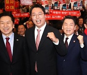 '탄핵 논란' 공방장 된 與 전대 첫 연설회… 金·安 거센 신경전
