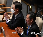 [포토]박홍근 원내대표의 연설에 박수 보내는 이재명