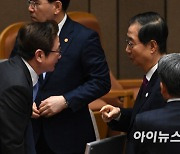 [포토]대화 나누는 한덕수 총리-박보균 장관