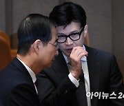 [포토]대화 나누는 한덕수 총리-한동훈 장관