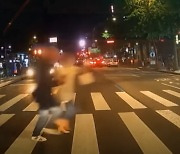 [기가車] '빨간불에도 꿋꿋' 무단횡단하던 남녀, 오토바이에 치여 '털썩'