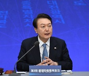 윤 대통령 지지율 하강 곡선…힘 못 받는 ‘개혁 정국’ 조성
