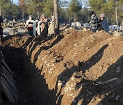 묘지가 된 공원…깊게 파인 도랑에 슬픔을 묻다[튀르키예·시리아 대지진 현장을 가다]