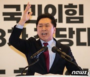 尹지지율 하락이 탄핵 발언 때문?…김기현 "이준석, 당당히 나오라"