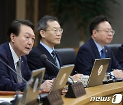 '은행 돈잔치' 직격탄 날린 尹대통령…"은행, 손쉬운 이자 장사"