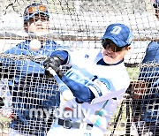 [MD포토] 손아섭 '스윙 궤도를 찾는다'