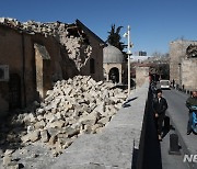 지진으로 무너진 모스크 사원
