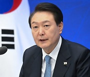 尹 “국민 고금리 고통 큰데… 은행 돈잔치 안 돼”