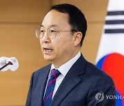 취재진 질문에 답하는 구병삼 통일부 대변인