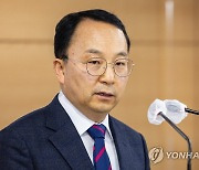 취재진 질문에 답하는 구병삼 통일부 대변인