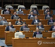 야당 교섭단체 대표연설 듣는 국무총리와 국무위원들