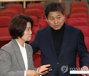 대화하는 김영배 의원과 이은주 원내대표