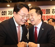 대화하는 김기현·천하람 당대표 후보