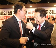 대화하는 김기현·천하람 당대표 후보