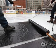 철거되는 서울광장 스케이트장