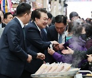 청주시장 방문한 尹 “지역시장 활성화에 지원 아끼지 않겠다”