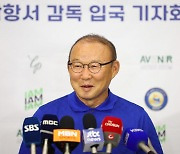 ‘쌀딩크’ 박항서 환대 속 귀국... “감독직 한 번 더!”