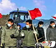 북한, '불굴의 정신력'으로 농업 성과 조이기…"1만5000여대 트랙터 정비"