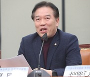 발언하는 정태호 민주연구원장