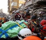 튀르키예서 지진 발생 198시간 만에 남성 2명 구조(상보)