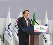 尹, 선수촌 방문해 "스포츠 산업, 국가성장동력으로 집중 육성"