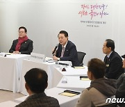 尹 "전통시장 온기 돌아야 경제산다…헌법정신 가슴으로 느껴"(종합)